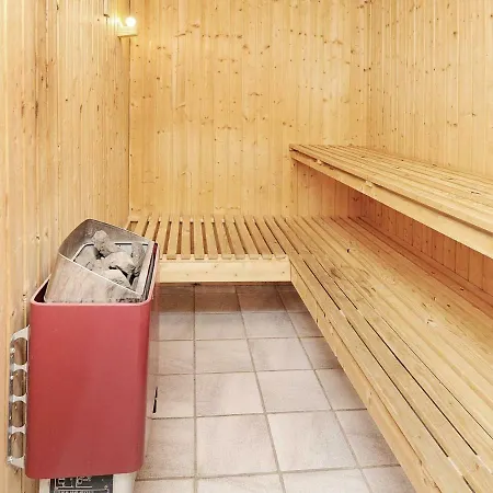 Four-bedroom Holiday In 3 *